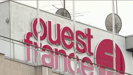 C'est un geste fort de la part de&nbsp;Ouest-France. Le groupe de presse régionale a pris la décision de ne plus publier de sondages politiques durant la campagne pour la présidentielle. Une décision saluée par certains. (France 2)