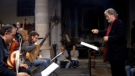 Jordi Savall en répétition avec l'orchestre "Concert des nations" à Arc-et-Senans
 (France 3 / capture d&#039;écran)