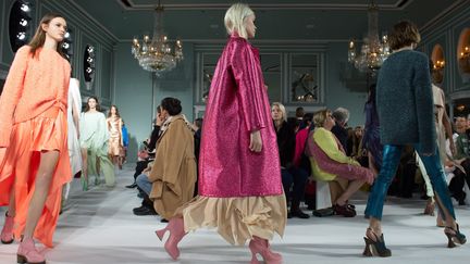 Le créateur néerlandais Sander Lak pour sa marque Sies Marjan a offert une collection très colorée aux formes savantes. Ce n'est que la troisième cuvée de l'ancien collaborateur du Belge Dries Van Noten, qui s'est lancé en février 2016. "Je trouve ça très limitant d'avoir un mood board (collage d'images et de tous les éléments qui inspirent le créateur), une muse et une inspiration", a-t-il expliqué. Il a donc opté pour un processus plus organique moins formel. "J'aime cette idée de laisser les matières, les couleurs et mon équipe décider de la direction que nous prenons", s'enthousiasme-t-il. Sander Lak voit dans cette livraison un mélange d'"opulence" et d'"aisance", évident dans ces robes et jupes, à la fois glamour et hyper féminines mais qui laissent aussi le corps libre de ses mouvements. Le choix de matières telles que la soie contribue à cette impression de départ très tapis rouge, tandis que des fermetures éclair et des boutons pressions dénotent un côté pratique, fonctionnel et moderne. 
 (PHOTOSHOT/MAXPPP)