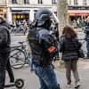 Un policier&nbsp;pendant une manifestation des "gilets jaunes", le 2 mars 2019, à Paris. (JONATHAN PHILIPPE LEVY / HANS LUCAS / AFP)