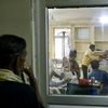 Des patients sont traités dans un hôpital de Varanasi, en Inde, lors d'une vague de chaleur pendant laquelle les températures ont dépassé les 45°C, le 30 mai 2024. (NIHARIKA KULKARNI / AFP)