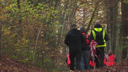 Mardi 29 et mercredi 30 octobre, une vingtaine de bénévoles quadrillent une zone du fort de Tamié, en Savoie, dans l'espoir de retrouver des indices sur la disparition de Jean-Christophe Morin en 2011 et d'Ahmed Amadou en 2012.