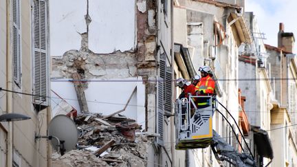 Un pompier inspecte un immeuble rue d'Aubagne, à Marseille, le 8 novembre 2018. (GERARD JULIEN / AFP)