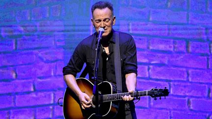 Bruce Springsteen, sur scène lors de la présentation du documentaire Netflix "Springsteen On Broadway", en 2019.&nbsp; (KEVIN WINTER / GETTY IMAGES NORTH AMERICA / AFP)