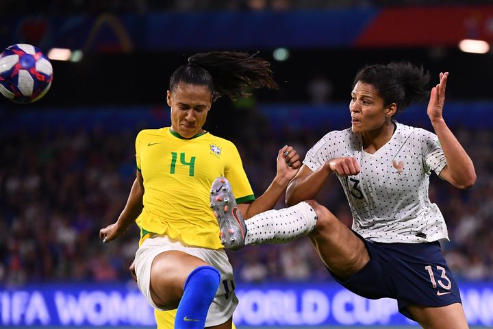 La défenseuse Kathellen Sousa Feitoza&nbsp;et l'attaquante Valérie Gauvin à la lutte en huitièmes de finale de la Coupe du monde, dimanche 23 juin 2019 au Havre (Seine-Maritime). (FRANCK FIFE / AFP)