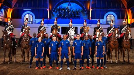 Les Bleus arborant la nouvelle tenue domicile pour l'Euro 2012.