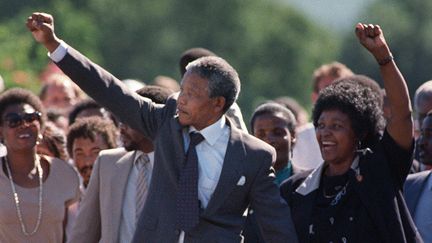 Nelson Mandela avec sa femme Winnie le 11 février 1990, à sa sortie de prison près de Paarl (Afrique du Sud) (ALEXANDER JOE / AFP)