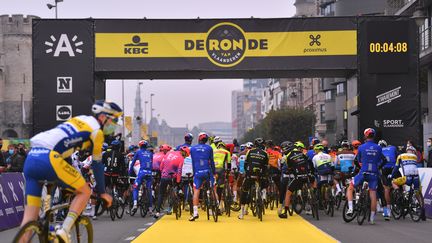 Le départ du 104e Tour des Flandres, le 18 octobre 2020 à Anvers. (LUC CLAESSEN / GETTY IMAGES)