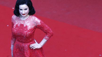 "Rouge sur rouge, rien ne bouge". Dita von Tesse l'a bien compris. Une mani&egrave;re de conjurer le sort et &eacute;viter ainsi de "faire une Sophie Marceau". (ERIC GAILLARD  / REUTERS)