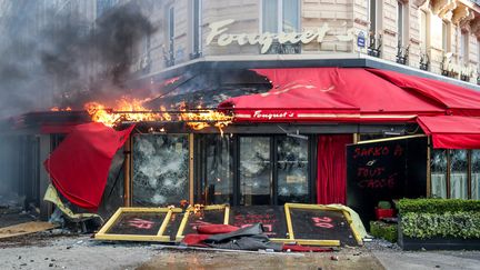 Le Fouquet's a été complément&nbsp;saccagé dans la matinée avant de voir son auvent incendié dans l'après-midi, samedi 16 mars 2019.&nbsp; (ZAKARIA ABDELKAFI / AFP)