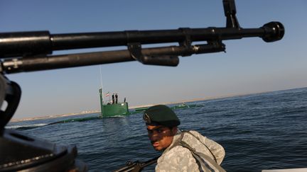 Un soldat iranien participe aux manoeuvre militaires de l'Iran dans le d&eacute;troit d'Ormuz, le 28 d&eacute;cembre 2011. (ALI MOHAMMADI / IIPA / AFP)