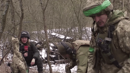 La télévision ukrainienne a suivi au plus près une unité de parachutistes sur la ligne de front. Un reportage exclusif pour franceinfo.