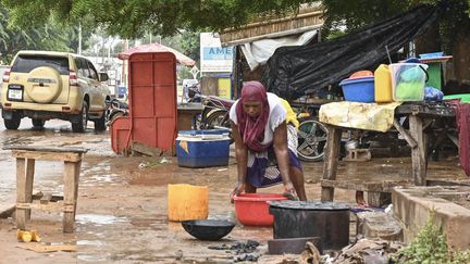 Une femme s'occupe de ses marchandises sur un étal à Niamey (Niger), le 7 août 2023. (AFP)