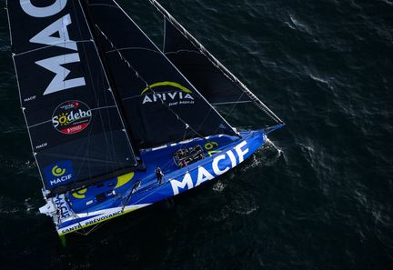 Charlie Dalin, au départ du Vendée Globe, le 10 novembre, aux Sables-d'Olonne. (LOIC VENANCE / AFP)