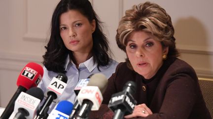 Natassia Malthe (à gauche) avec son avocate Gloria Allred
 (ANGELA WEISS / AFP)