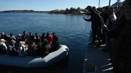 Des Lesbiotes interdisent à des migrants de débarquer sur leur île, le 1er mars 2020. (ARIS MESSINIS / AFP)