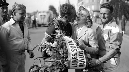 Lors du Tour de 1950, la chanteuse et com&eacute;dienne Line Renaud embrasse le coureur cycliste luxembourgeois&nbsp;Jean Goldschmidt &agrave; l'arriv&eacute;e de l'&eacute;tape Paris-Metz. (AFP)