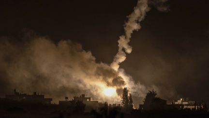 Une photo prise depuis la ville de Sderot, dans le sud d'Israël, montre des fusées éclairantes lancées par les forces israéliennes au-dessus de la bande de Gaza, le 29 octobre 2023. (FADEL SENNA / AFP)