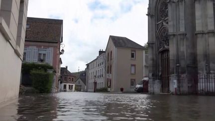 La Seine est sortie de son lit, poussée par les fortes marées d'avril en Normandie. À Bardouville, l'une des communes de Seine-Maritime aux abords du fleuve, les habitants ont vu leurs maisons inondées durant la nuit du lundi 8 avril au mardi 9 avril. (France 2)