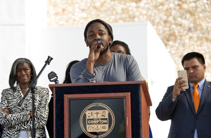 Le rappeur américain Kendrick Lamar à la cérémonie d'honneur des "Clés de la ville de Compton", en Californie, le 13 février 2016. (VALERIE MACON / AFP)