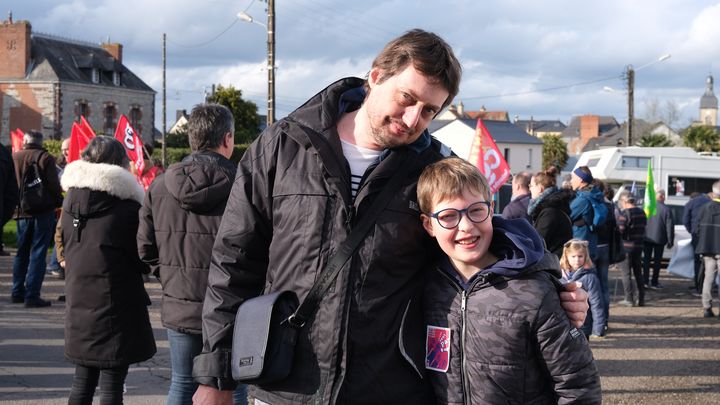 Mickaël et son fils Louen, dans la manifestation contre la réforme des retraites, à Guichen (Ille-et-Vilaine), le 6 avril 2023. (ROBIN PRUDENT / FRANCEINFO)