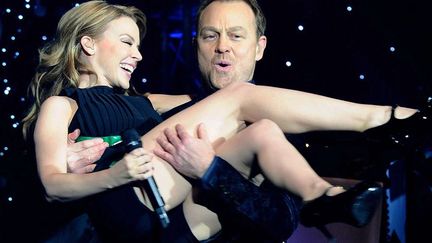 Kylie Minogue et Jason Donovan sur scène à Londres le 21 décembre 2012
 (Ian West/AP/SIPA)