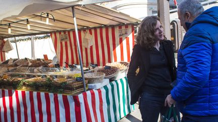 Nathalie Kosciusko-Morizet, candidate UMP &agrave; la mairie de Paris, sur le march&eacute; Villemain, dans le 14e arrondissement de la capitale, le 9 mars 2014. (VIOLAINE JAUSSENT / FRANCETV INFO)