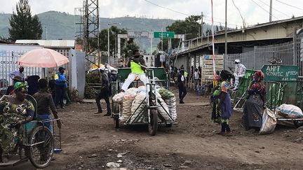 Un transporteur handicapé à la frontière entre la RDC et le Rwanda,&nbsp;le 9 décembre 2020. (DJAFFAR AL-KATANY / REUTERS)