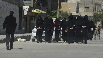 Des femmes marchent &agrave; Raqqa (Syrie),&nbsp;bastion des jihadistes de l'Etat islamique,&nbsp;le 31 mars 2014.&nbsp; (REUTERS  )