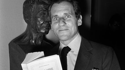 Jean d'Ormesson pose avec son livre "La Gloire de l'empire", le 4 novembre 1971 à Paris. (ARCHIVE / AFP)