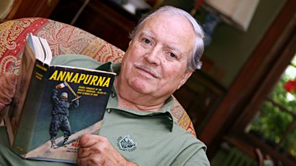 Maurice Herzog dans sa maison de Chamonix (Haute-Savoie), le 22 juillet 2006, avec son livre "Annapurna" racontant son exp&eacute;dition en 1950. ( / MAXPPP)