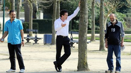 Le candidat UMP &agrave; la mairie d'Angers (Maine-et-Loire),&nbsp;Christophe Bechu (au centre), en campagne sur un terrain de p&eacute;tanque, le 13 mars 2014. (JEAN-FRANCOIS MONIER / AFP)