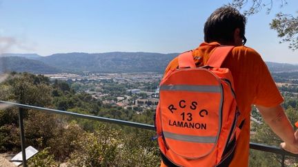 Sur le sac à dos fluo des réservistes, le signe "RCSC" signifie "Réserve communale de sécurité civile". (Mathilde Ansquer / franceinfo)