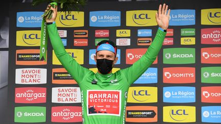 Sonny Colbrelli (Bahrain-Victorious) sur le podium&nbsp;après sa victoire sur la troisième étape du Critérium du Dauphiné, mardi 1er juin. (ALAIN JOCARD / AFP)