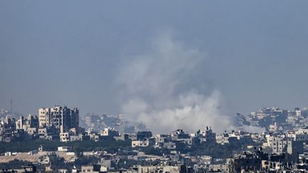 De la fumée s'élevant de bâtiments touchés par des frappes israéliennes, dans la bande de Gaza, après la reprise des combats entre Israël et le Hamas, le 2 décembre 2023. (JOHN MACDOUGALL / AFP)