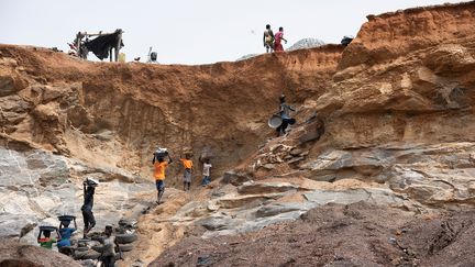 La carrière de Pissy au Burkina Faso (ANNE MIMAULT / REUTERS)