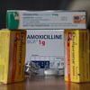 Plus de 70% des pharmacies françaises manquent actuellement d'amoxicilline. Le Doliprane est aussi victime de pénuries. (MATHIEU THOMASSET / HANS LUCAS / AFP)