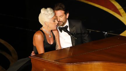 Lady Gaga et Bradley Cooper interprètent la chanson "Shallow", nommée à l'Oscar de la meilleure chanson originale, lors de la 91e cérémonie des Academy Awards, le 24 février 2019 à Hollywood. (MIKE BLAKE / REUTERS)