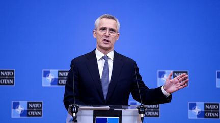 Le secrétaire général de l'Otan Jens Stoltenberg lors d'une conférence de presse, le 13 février 2023, à Bruxelles. (KENZO TRIBOUILLARD / AFP)