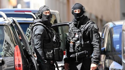 Des membres du Raid à Marseille, lors de l'arrestation&nbsp;des deux suspects, le 18 avril 2017.&nbsp; (BORIS HORVAT / AFP)