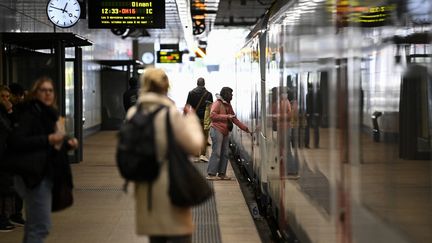 Des voyageurs en gare de Bruxelles-Schuman (Belgique), le 8 novembre 2022. (JOHN THYS / AFP)