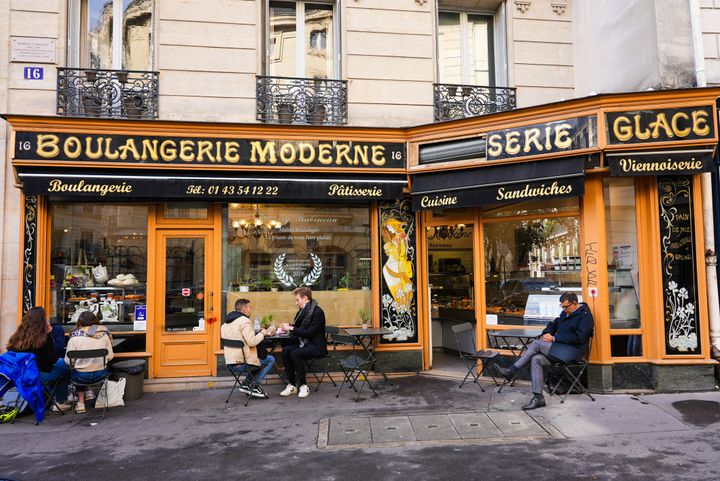 La "Boulangerie Moderne", lieu de tournage de la série "Emily in Paris", dans le 5e arrondissement de Paris.&nbsp; (EDWARD BERTHELOT / GETTY IMAGES EUROPE)