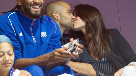 Le basketeur Tony Parker avec sa fianc&eacute;e Axelle lors des tours pr&eacute;liminaires des JO, le 4 ao&ucirc;t 2012.&nbsp; (SIPA)