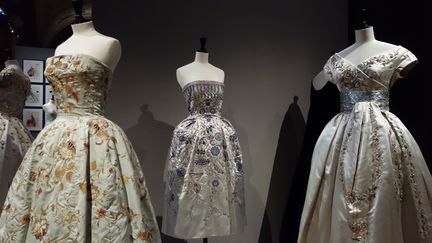 Disparue des podiums, la robe de cocktail, indissociable du vestiaire de la femme de goût, est, ici, à l'honneur. Perçue comme un asservissement de la femme réduite à un état de coquetterie, cette variation simplifiée de la robe du soir disparaîtra des boutiques en 1964 sous l'impulsion d'André Courrèges. 
 (Corinne Jeammet)