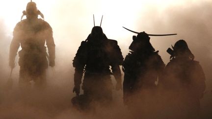 Parade d'hommes habillés en samouraïs à Obihiro, sur l'île de Hokkaïdo (Japon), le 25 octobre 2007 (REUTERS - ISSEI KATO / X90003)