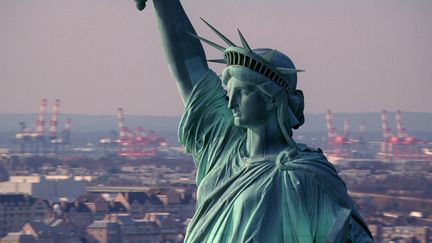 Static, film de la statue de la liberté à New York tourné au plus près, scrutant sous tous les angles cette statue familière et symbolique, sur fond sonore assourdissant du bruit de l'hélicoptère de prise de vue.&nbsp; (HANDOUT / TATE PRESS OFFICE)