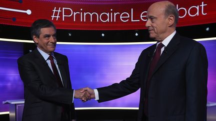 Les deux finalistes de la primaire de la droite, François Fillon et Alain Juppé, le 24 novembre 2016. (ERIC FEFERBERG / AFP)