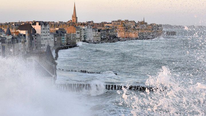 Les grandes mar&eacute;es &agrave; Saint-Malo (Ille-et-Vilaine), le 2 f&eacute;vrier 2014. (  MAXPPP)