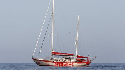 L'Open Arms, navire de l'ONG espagnole Proactiva, photographié le 14 août au large de Lampedusa, île italienne du sud de la Méditerranée. (PAU BARRENA / AFP)