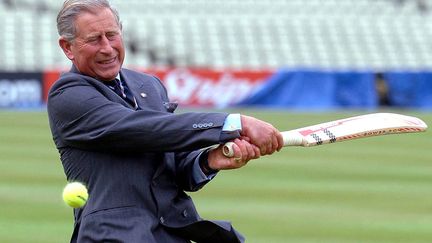 Mais c'est dans les sports typiquement "british" que le prince Charles est le plus &agrave; l'aise, comme le cricket... (REUTERS)